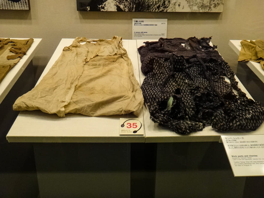 roupas exposic%CC%A7ao museu memorial da paz hiroshima - O que fazer em Hiroshima. Super roteiro de viagem de 2 dias