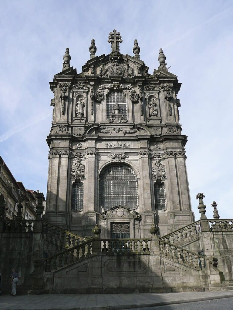 igreja dos clerigos porto 768x1024 - Livraria Lello: uma livraria mágica em Portugal para você se encantar