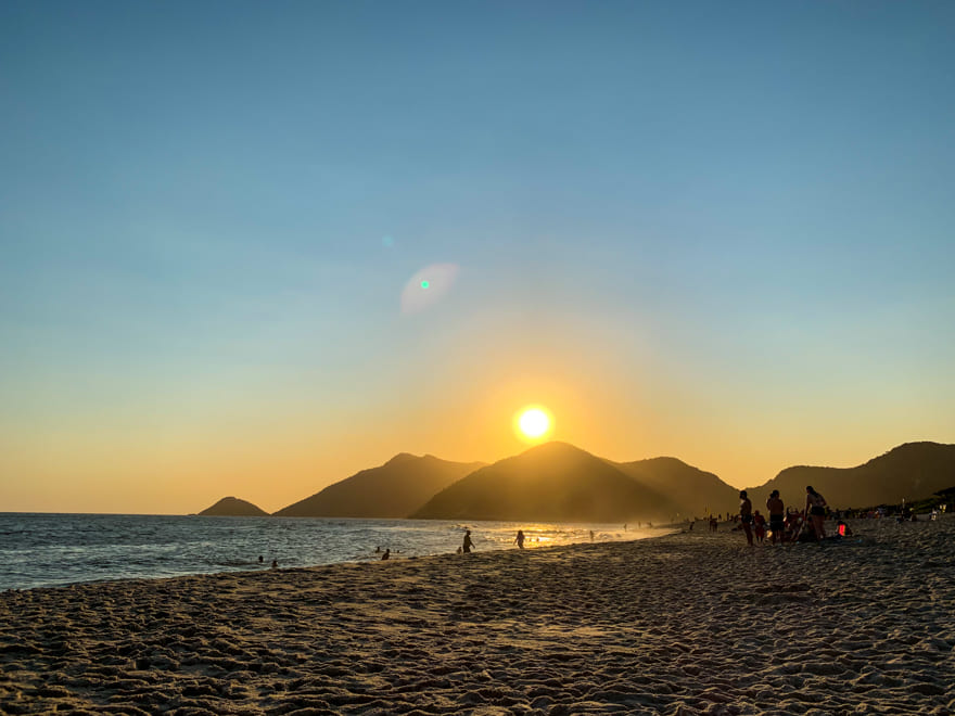 praia de grumari rio de janeiro ao ar livre - Rio de Janeiro ao ar livre: 25 atividades para curtir o sol e calor [8on8]