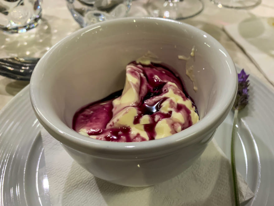 sobremesa mousse de iogurte com calda de suco de uva - Almoço na vinícola Cristofoli: bom vinho e charme em Bento Gonçalves