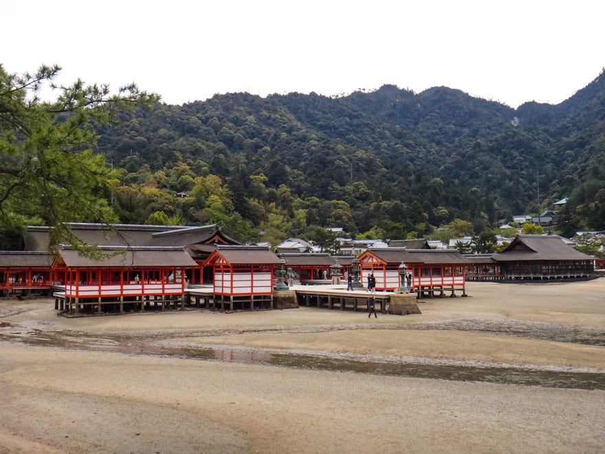 Templo de Itsukushima mare baixa - Ilha Sagrada de Miyajima: tudo para você conhecer e se encantar.