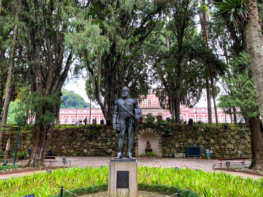 estatua dom pedro segundo jardim - Museu Imperial de Petrópolis: um lindo olhar para o passado [8on8]