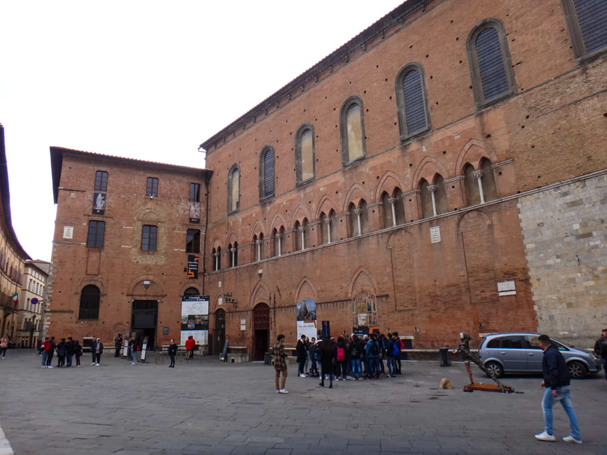 santa maira della scala fachada - O que fazer em Siena Itália. Roteiro de 1 dia completo para você! [8on8]
