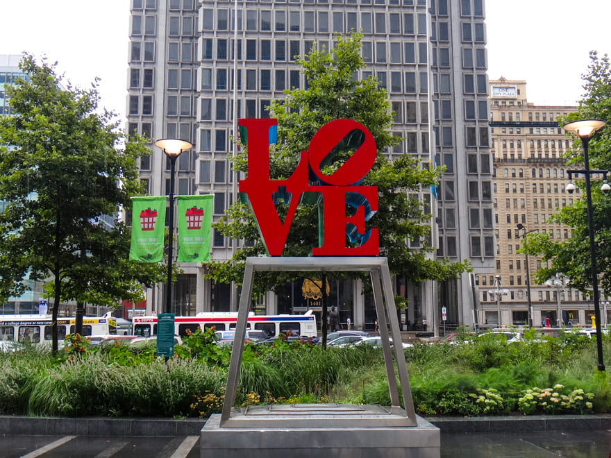 escultura love jfk plaza philly - O que fazer na Filadélfia em 1 dia: bate-volta de Nova York ou Washington