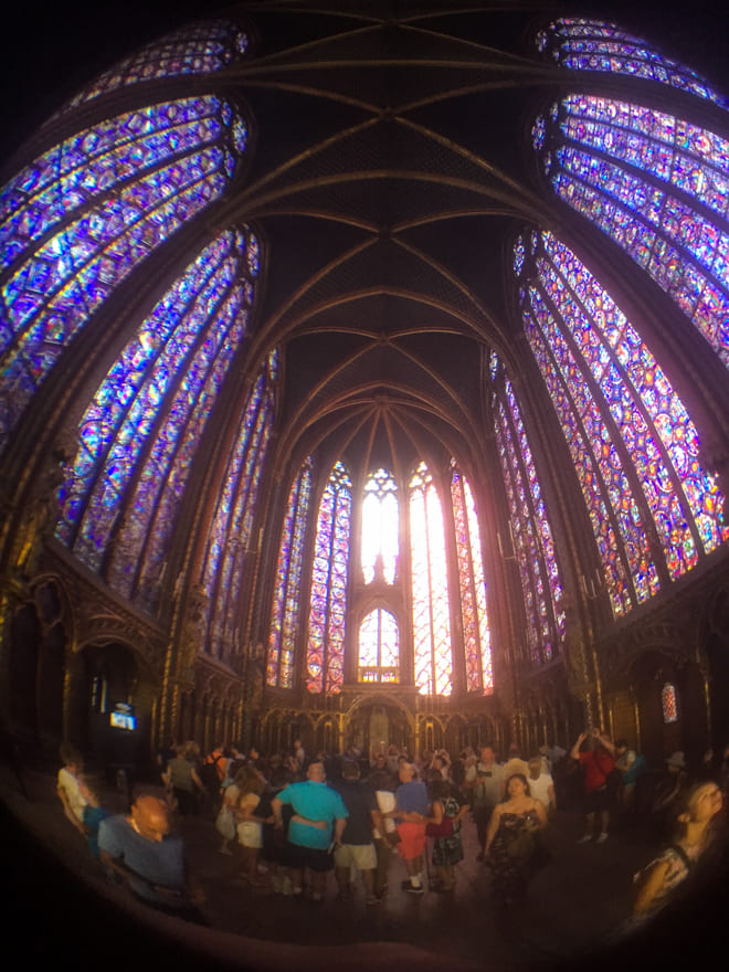 publico turista igreja franc%CC%A7a - Sainte-Chapelle em Paris: a igreja mais incrível na cidade [8on8]