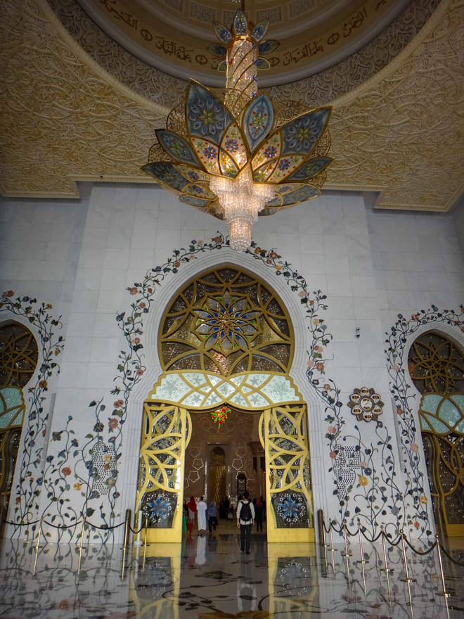porta trabalhada mesquita - Mesquita Sheikh Zayed Grand Mosque: a linda mesquita de Abu Dhabi
