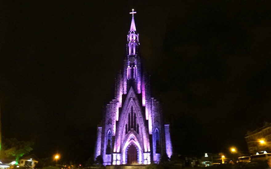 catedral de canela iluminada de noite