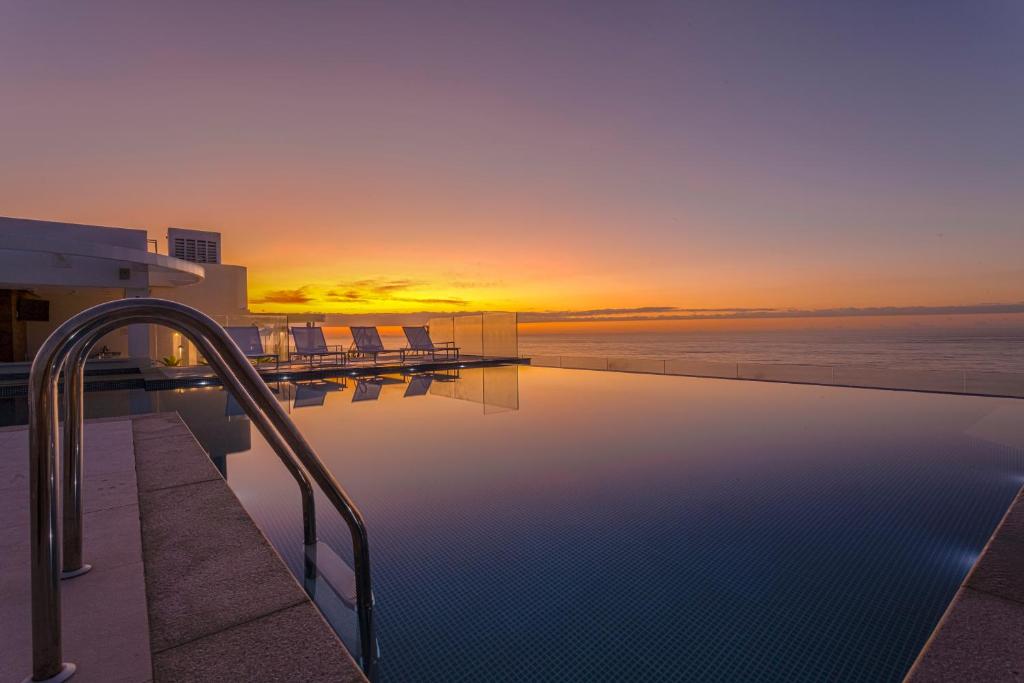 Hotéis 4 estrelas com piscina de borda infinita no Rio de Janeiro - Lets Fly Away