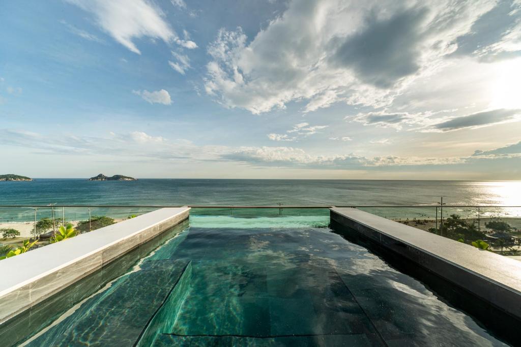 Hotéis com piscina de borda infinita no Rio de Janeiro - Lets Fly Away