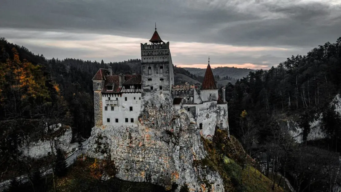 castelo bran transilvania destino halloween Lets Fly Away