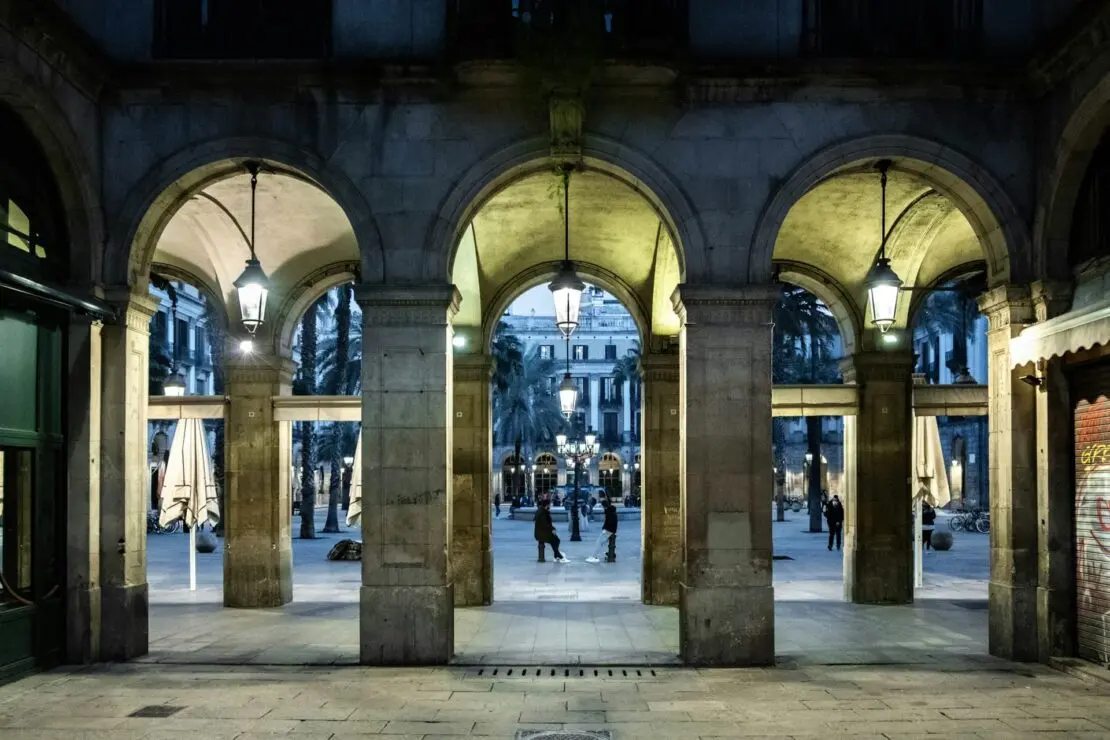 praca real barcelona espanha destinos viagem halloween Lets Fly Away