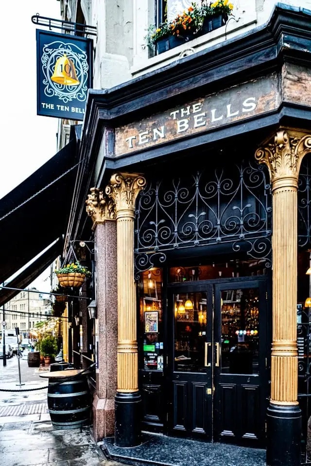 pub the ten bells londres destinos de viagem halloween Lets FLy Away