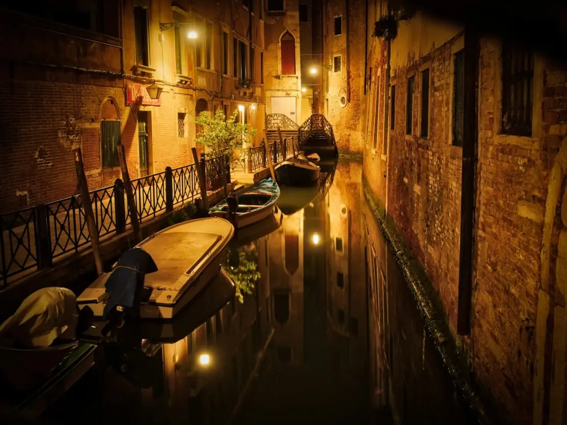 veneza italia noite viagem halloween Lets Fly Away