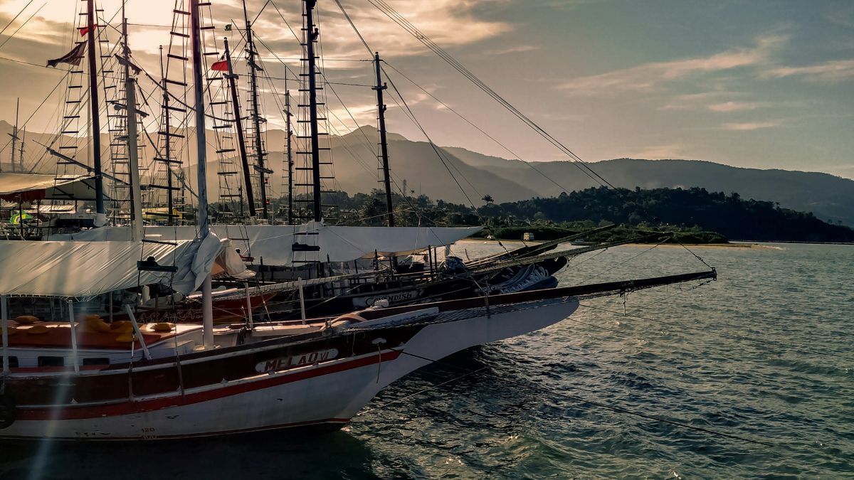 passeio de barco em Paraty - Lets Fly Away