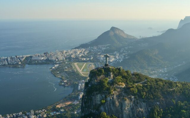 vista aérea do Cristo do Redentor e baía no Rio de Janeiro - Lets Fly Away