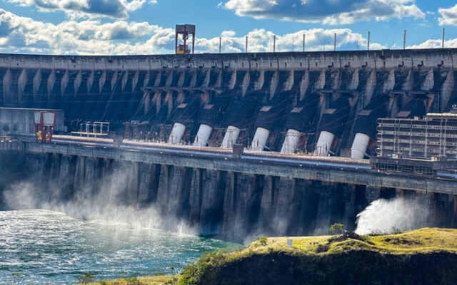 Visita Usina de Itaipu: qual tour escolher em Foz do Iguaçu comporta-barragem-usina-itaipu-foz