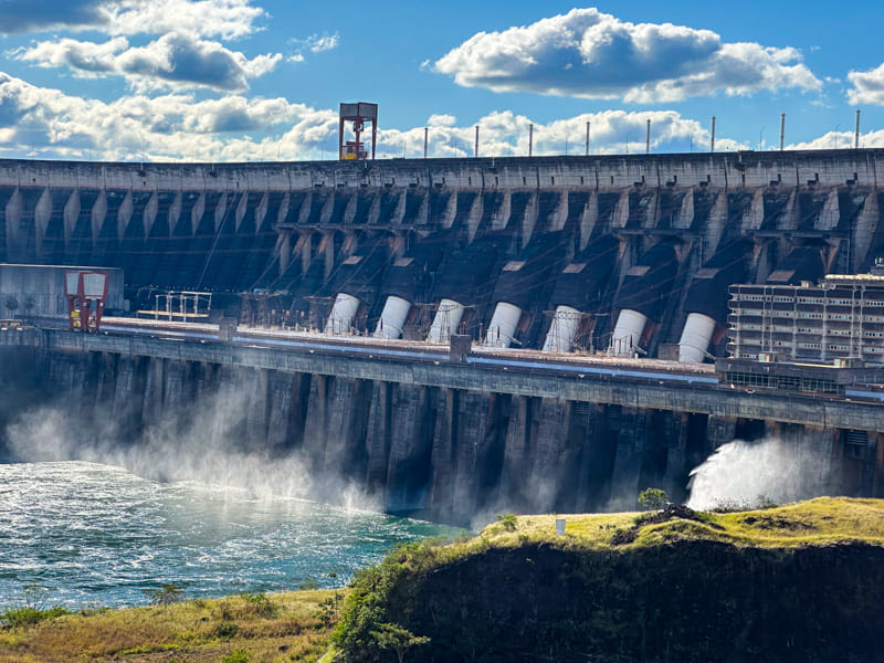 Marco das Três Fronteiras Foz do Iguaçu: Guia Completo 2025 comporta-barragem-usina-itaipu-foz