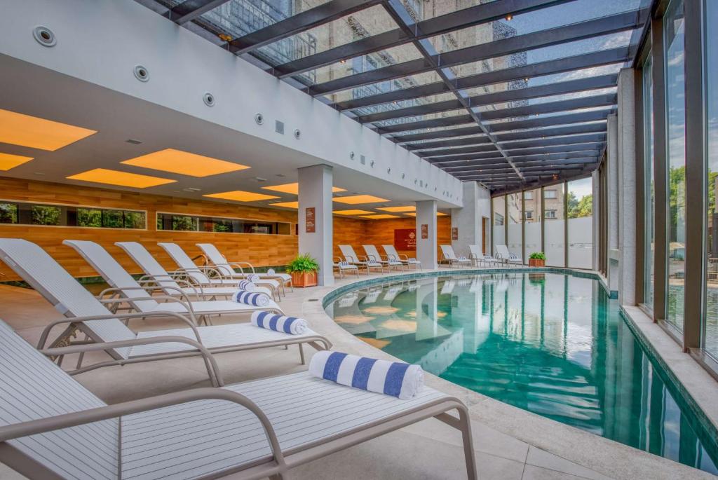 O que fazer em Gramado com Crianças: 22 Sugestões (2026) piscina interna do hotel Wyndham em Gramado