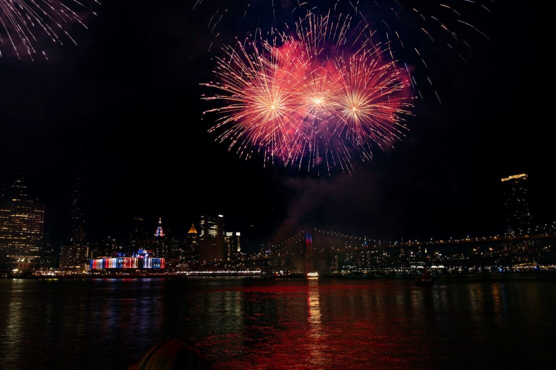 Réveillon em Nova York: como uma conta em dólar reduz os custos da viagem fogo artificios reveillon em nova york